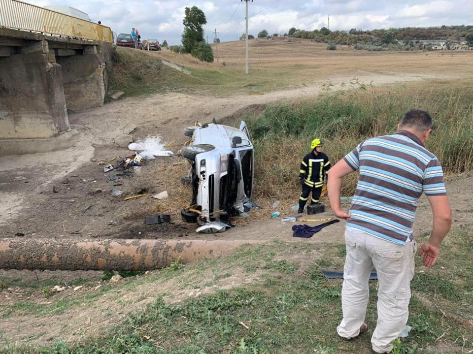 FOTO // Accident FATAL la Ungheni. Un microbuz s-a prăbușit de pe un pod